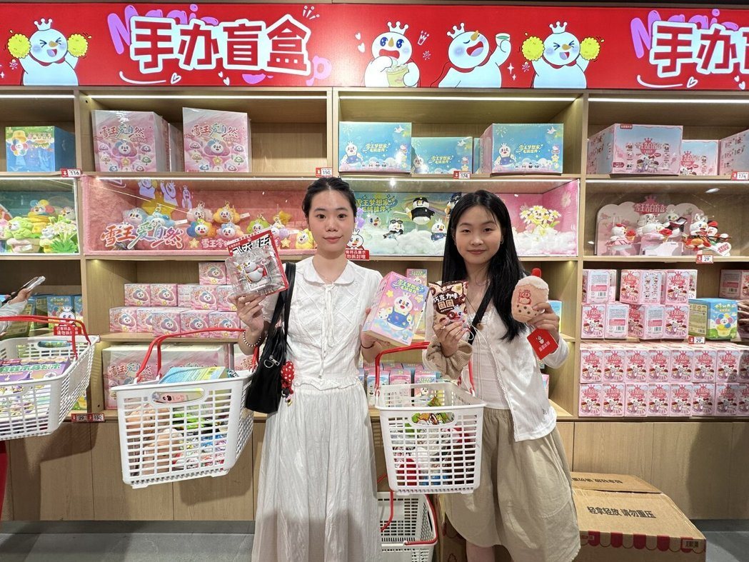 「雪王」是蜜雪冰城在2018年推出的吉祥物，一组年轻女客人认为「雪王」很可爱，对...
